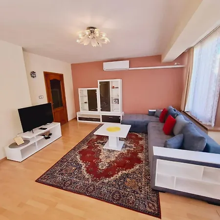 Sunny View With Garage Apartmán